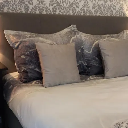 Central Perk - City Center Oasis Apartment Split